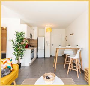 uma sala de estar com um sofá amarelo e uma mesa em Appartement T2 Proche Genève Beaumont em Beaumont