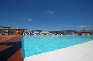 una piscina con sillas y un tobogán de agua en Resort Sitges Apartment, en Sitges