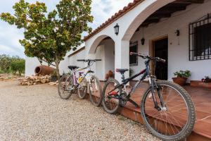 dos bicicletas están estacionadas fuera de una casa en Casa Rural Finca Las Picazas, en Peñarroya-Pueblonuevo