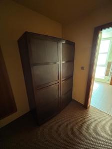 um quarto com um grande armário com uma porta em Penzion Benedikti em Prievidza