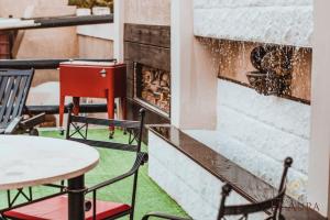 eine Terrasse mit Stühlen, einem Tisch und einem Kamin in der Unterkunft El Aura l Complejo de apartamentos amoblados in Villa Krause