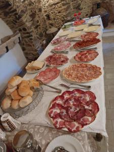 een tafel met veel verschillende soorten pizza's erop bij La Casa della Filanda in Belmonte Calabro