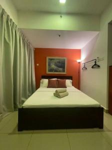 a bedroom with a large bed in a room at SGA SuriaJelutong in Shah Alam