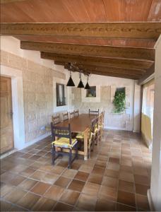 een eetkamer met een tafel en stoelen bij Finca Pili Mallorca in Felanitx
