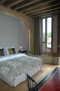 1 dormitorio con cama grande y ventana grande en Golf de Rebetz- Domaine de Rebetz, en Chaumont-en-Vexin