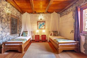 Postel nebo postele na pokoji v ubytování Finca De Arrieta Village - Yurts and Stone Cottages - Shared Pool - Walking distance to Arrieta Beach - Off Grid