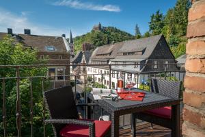 a patio with a table and chairs on a balcony at Ferienwohnungen Engelmannstift in Bacharach