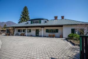 a house with a brick driveway in front of it at Villa Romy mit 3 Gästezimmer in Bad Ischl