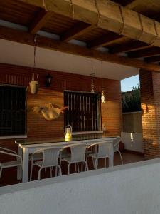 Casa Rural Alaejos في Alaejos: فناء مع طاولة وكراسي وجدار من الطوب