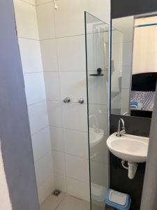 La salle de bains est pourvue d'une douche et d'un lavabo. dans l'établissement Casa Martino, à Brotas