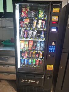 einen Automaten mit vielen Getränken und Soda in der Unterkunft A Fonte De Compostela in Santiago de Compostela