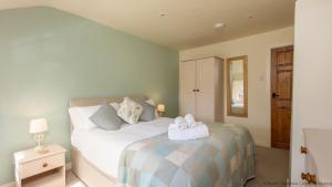 um quarto com uma cama com uma toalha em Tillers Cottage - Stone Cottage set in quaint North Yorkshire Village em Ebberston
