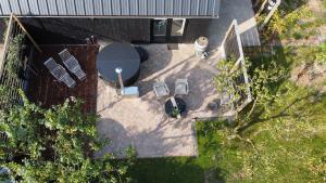 una vista aérea de un patio con sillas y mesas en B&B Het Zwarte Schaap en Albergen