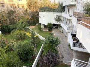 einem Luftblick auf einen Garten auf einem Gebäude in der Unterkunft Spacious and Sunkissed 3BR & 2 Bathrooms Apartment in Athen