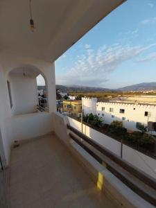 balcón con vistas a la ciudad en Maison Familiale à Oued Laou: Détente en Bord de Mer, en Oued Laou