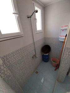 baño con cabina de ducha y ventana en Maison Familiale à Oued Laou: Détente en Bord de Mer, en Oued Laou