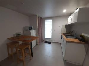 Kuchyň nebo kuchyňský kout v ubytování Duplex de 24m2 classé 2 étoiles à 2km d'Aubenas