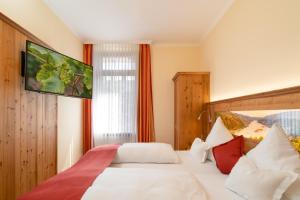 sypialnia z łóżkiem i telewizorem na ścianie w obiekcie Ferienwohnungen Engelmannstift w mieście Bacharach