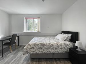 Postel nebo postele na pokoji v ubytování Bright, Warm & Cozy house in Harpurhey