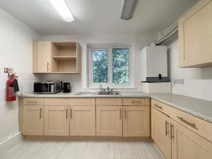 Η κουζίνα ή μικρή κουζίνα στο Bright, Warm & Cozy house in Harpurhey