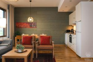 uma cozinha e sala de estar com mesa e cadeiras em Holiday in Lapland - Ylläs Gondola apartment, huoneisto 6207 em Ylläsjärvi