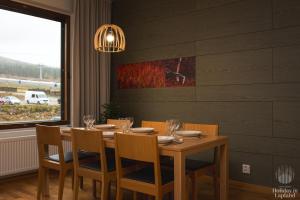 uma sala de jantar com uma mesa com cadeiras e uma janela em Holiday in Lapland - Ylläs Gondola apartment, huoneisto 6207 em Ylläsjärvi