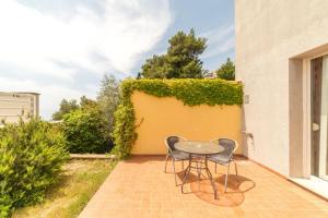 d'une terrasse avec deux chaises et une table. dans l'établissement Apartments M, à Split