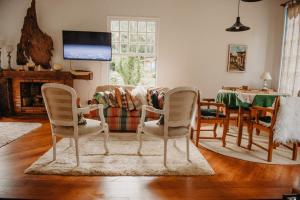 un salon avec une table et des chaises dans l'établissement Pousada Paradiso, à Santa Teresa