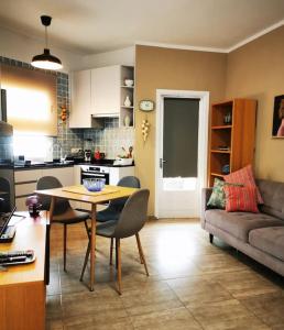 una cucina e un soggiorno con tavolo e divano di Apartamento Drago Chico a Icod de los Vinos