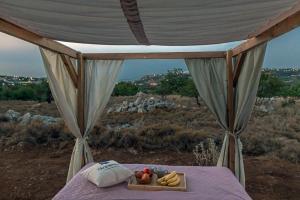- vassoio di frutta su un letto in tenda di Star Sleep Gerani Rethymno a Yeránion
