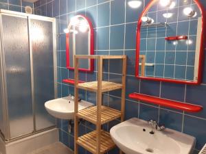 un bagno con due lavandini e uno specchio di Gite 1 de Renuamont a Sainte-Ode