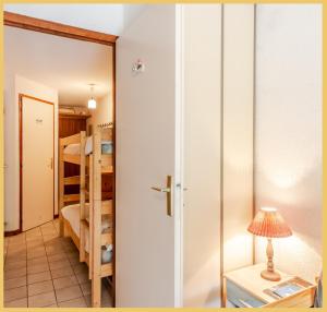 een kamer met een deur naar een slaapkamer bij Appartement T2 Téléphérique de NYON Morzine in Morzine