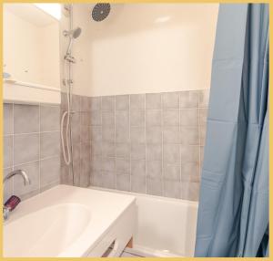 a bathroom with a tub and a sink and a shower at Appartement T2 Téléphérique de NYON Morzine in Morzine