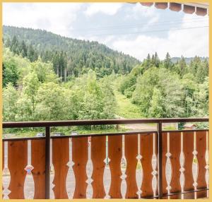 een balkon met uitzicht op een bos bij Appartement T2 Téléphérique de NYON Morzine in Morzine