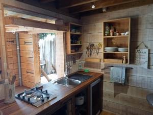 cocina con fregadero y encimera en Bungalow écologique avec toilettes sèches LEU KABANON vue mer, en Saint-Leu