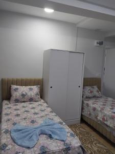 1 dormitorio con 2 camas y armario blanco en Artemis Apart&Otel en Bursa