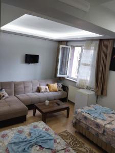 sala de estar con sofá y mesa en Artemis Apart&Otel, en Bursa