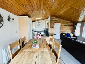 Imagen de la galería de Crystal Lodge with Hot Tub, en Malton