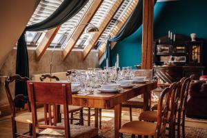 een houten tafel met glazen en borden erop bij Prague Castle King's Chic in Praag
