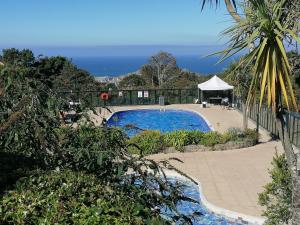 A piscina localizada em Tregenna Castle Resort ou nos arredores