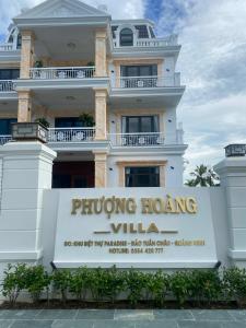- un bâtiment avec un panneau indiquant la villa hong dans l'établissement Phượng Hoàng villa, à Hạ Long