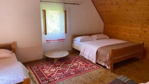 Ένα ή περισσότερα κρεβάτια σε δωμάτιο στο Bujtina Leke Gerla