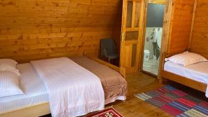 Ένα ή περισσότερα κρεβάτια σε δωμάτιο στο Bujtina Leke Gerla