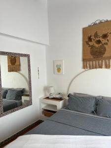 a bedroom with a bed and a mirror at Casa al mare Aldea in Torrevieja