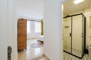 baño con ducha y puerta de cristal en Mel Town, en Antalya