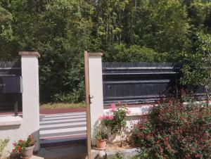 einen Zugang zu einem Garten mit Blumen und einem Klavier in der Unterkunft Charmante maison in Chaville