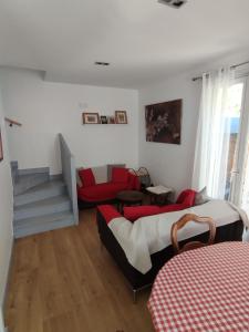 1 Schlafzimmer mit 2 Betten und einem roten Sofa in der Unterkunft Charmante maison in Chaville