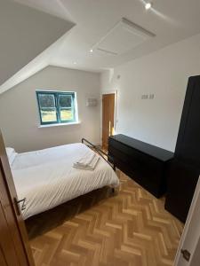 een slaapkamer met een groot bed en een raam bij Beautiful apartment in Frampton in Bristol