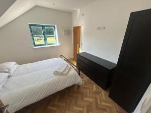 een slaapkamer met een groot bed en een raam bij Beautiful apartment in Frampton in Bristol