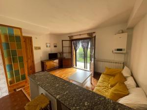 a living room with a couch and a table at Apartamento con espectacular terraza in Escarrilla